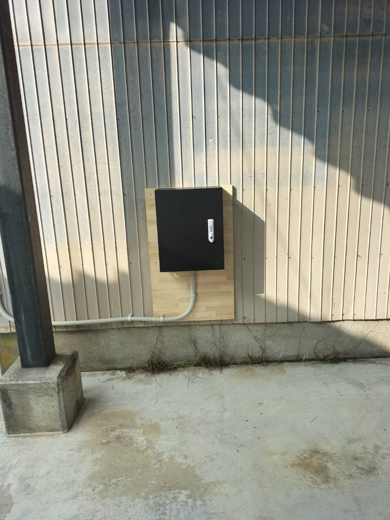 屋外に設置したEV充電用コンセント